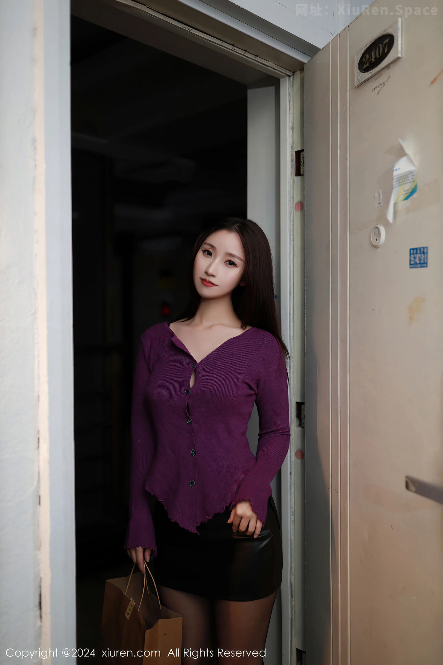 图片[5]-[XiuRen秀人网] VOL.9046 模特杏子Yada寝室场景性感黑色蕾丝内衣配超薄黑丝极致魅惑写真85P-秀人网官方网站